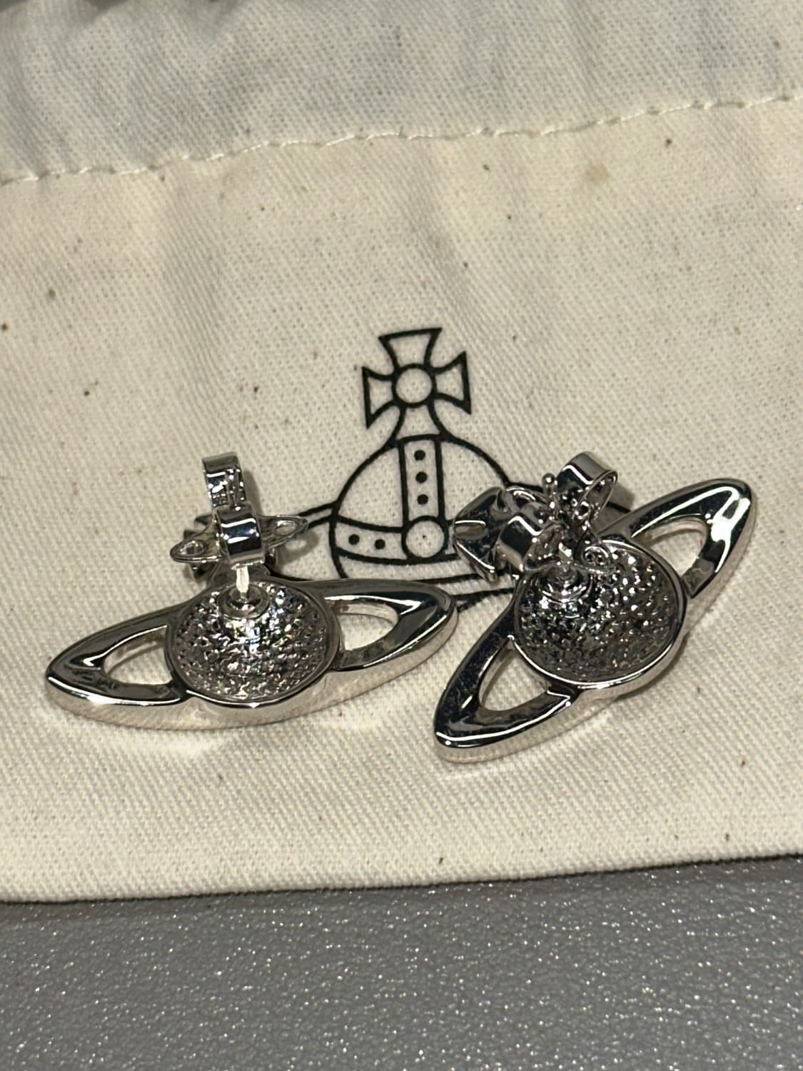 풀박스) 비비안 웨스트우드 미니 바스 릴리프 이어링 상품이미지3