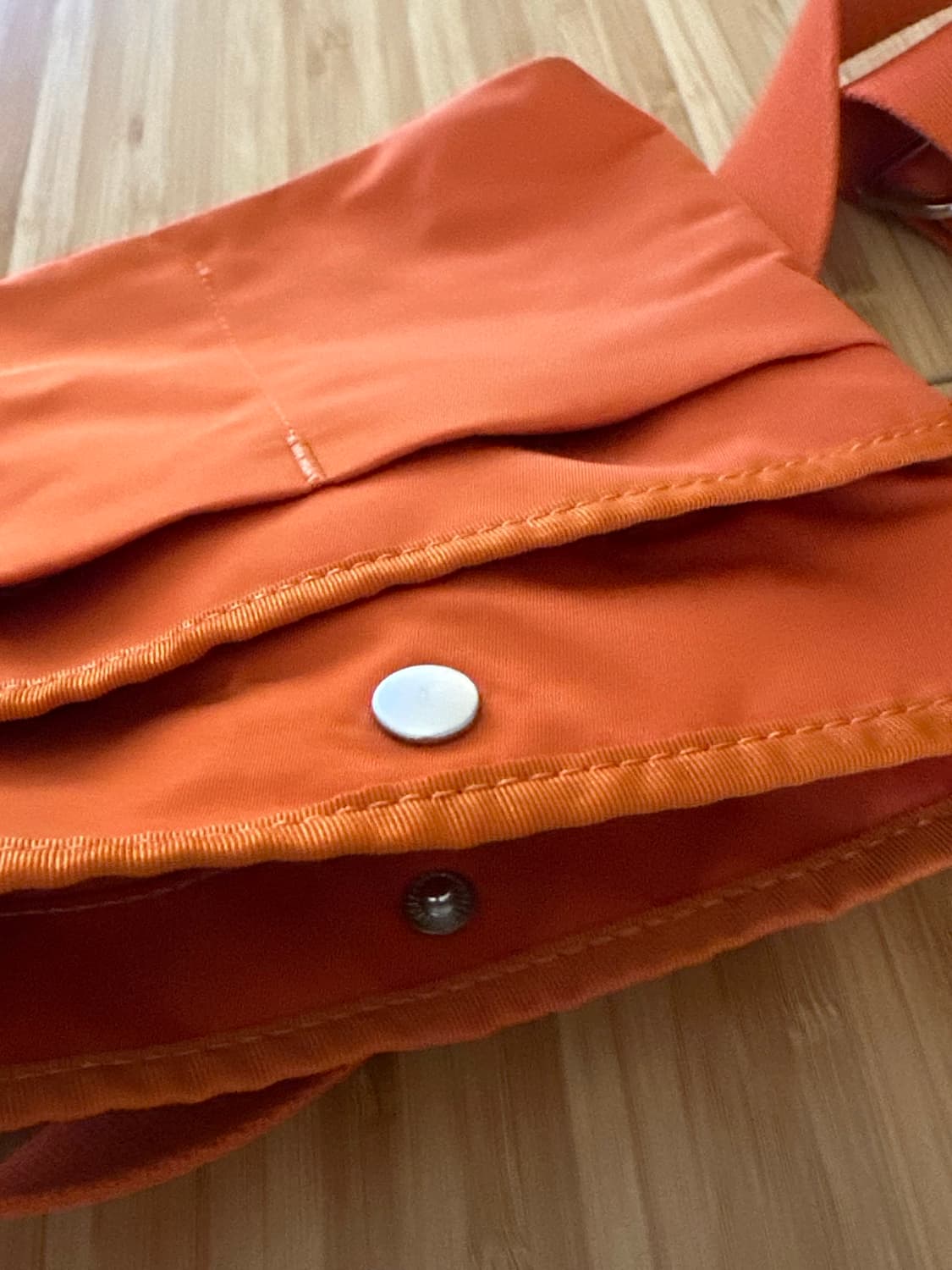 COS 오렌지색 크로스백 상품이미지5