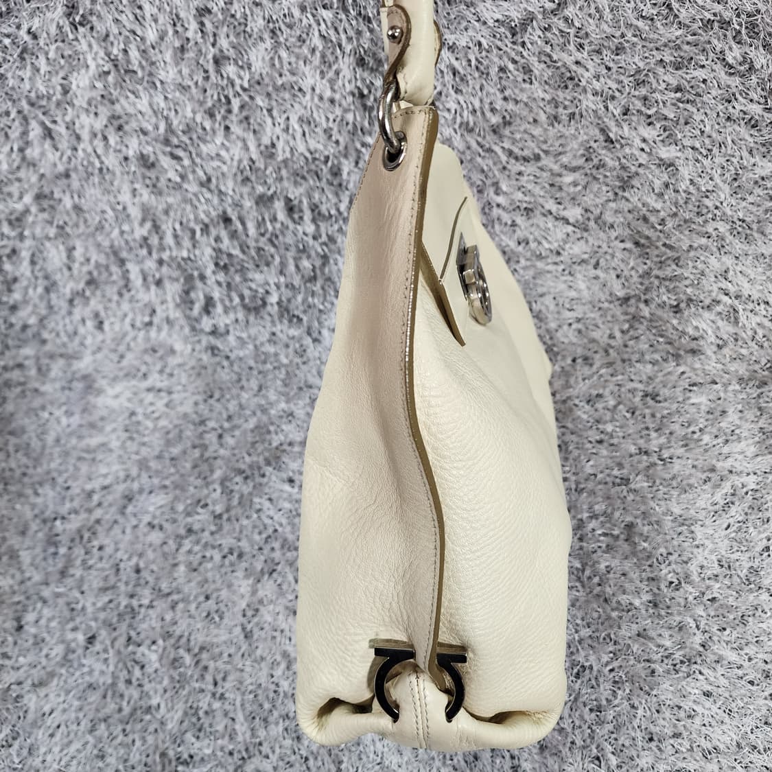 페라가모 레더 간치니 숄더백 상품이미지4