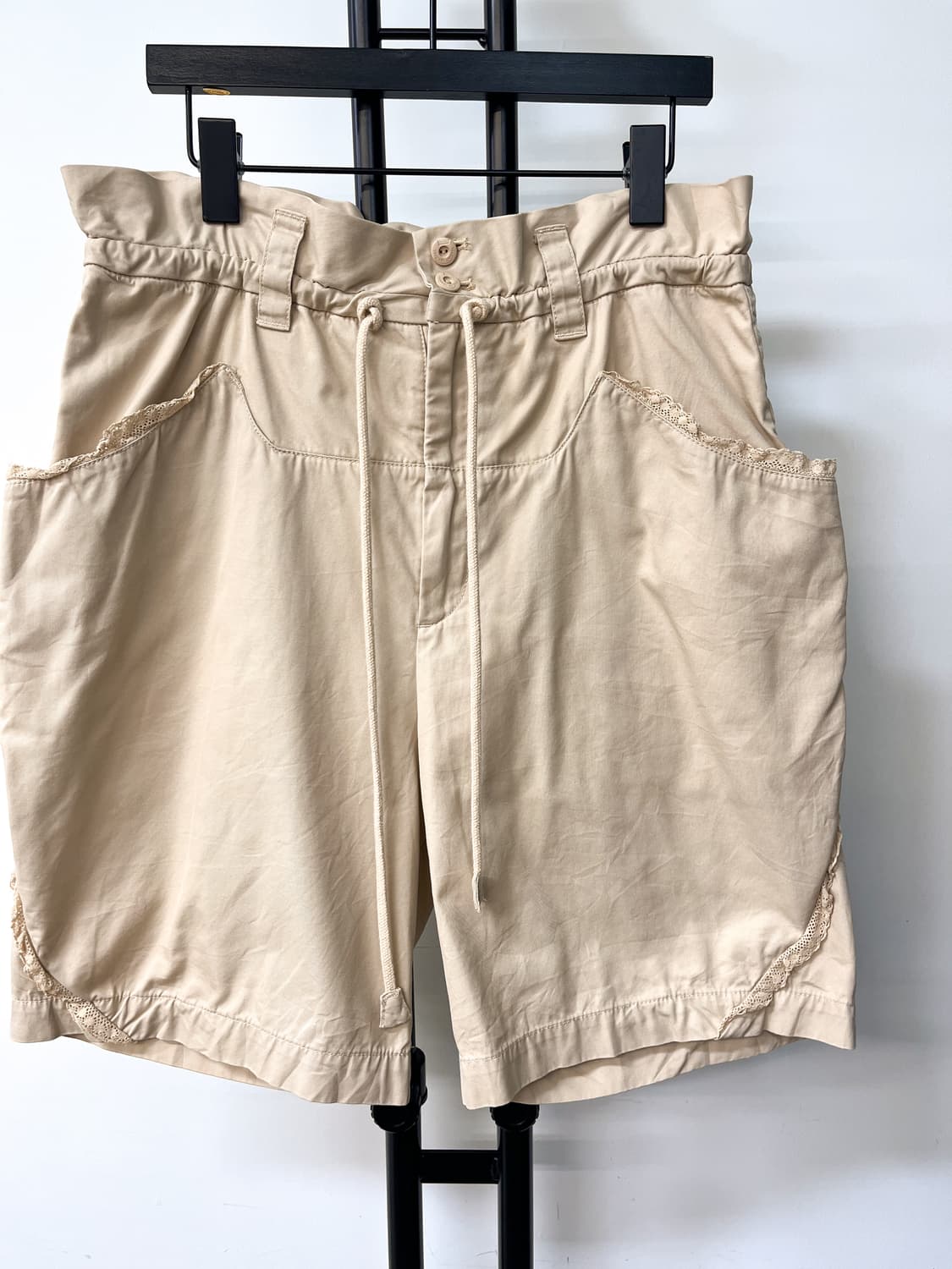 츠모리 치사토 베이지 사이드 레이스 쇼츠 상품이미지4