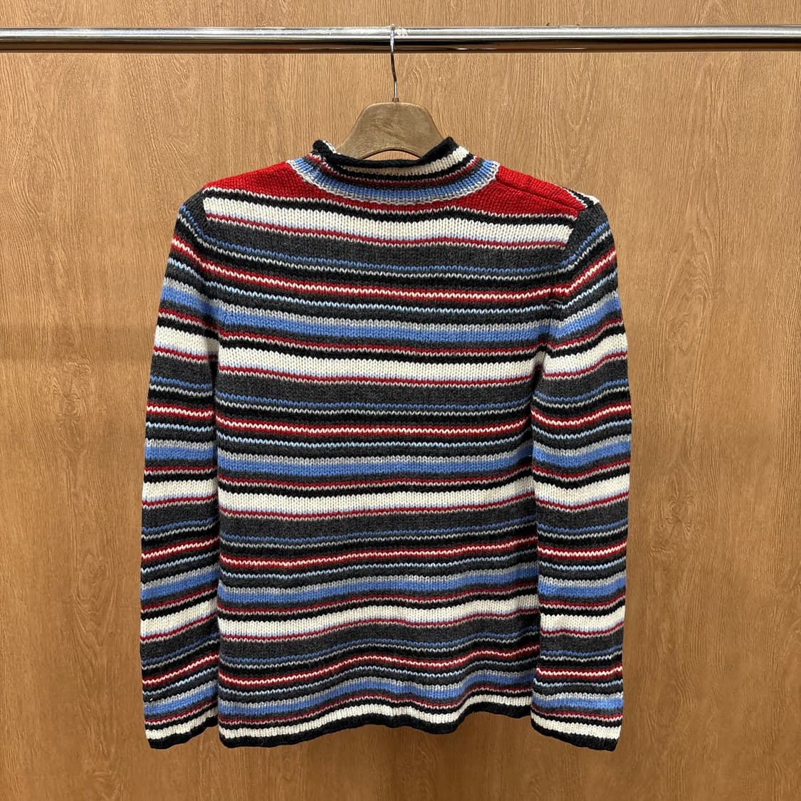 버버리 블랙 라벨 하프넥 니트 멀티 스트라이프 패턴 디테일 블루 레드 상품이미지3