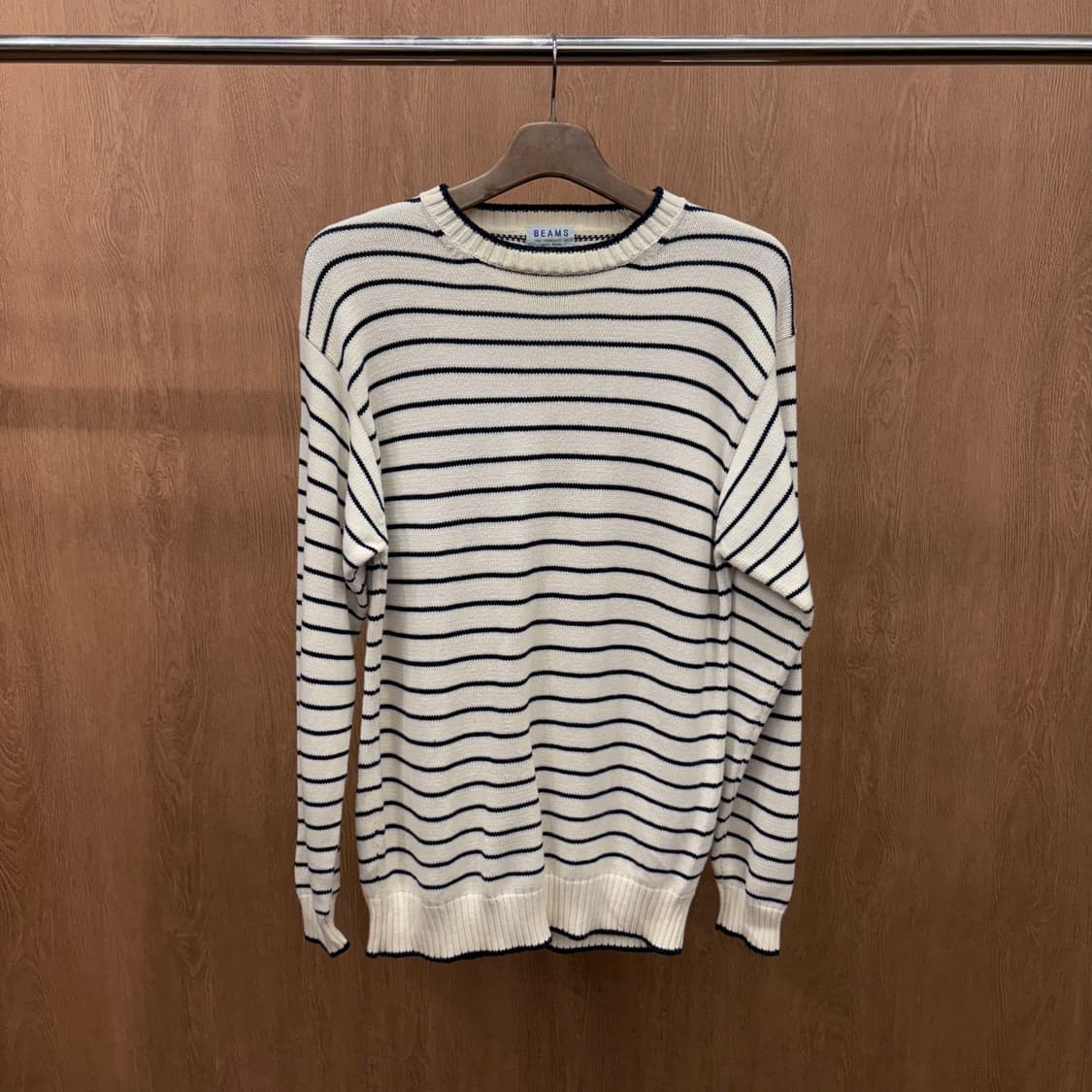 빔즈 코튼 라운드넥 긴팔 니트 스트라이프 패턴 디테일 레귤러핏 아이보리 상품이미지2