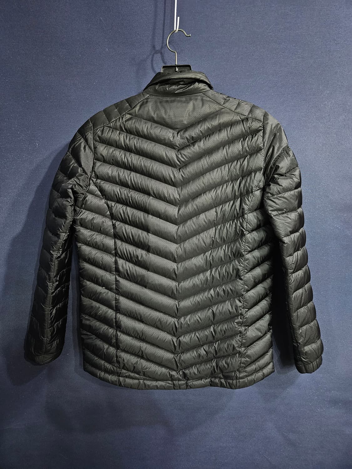 아이더 블랙컬러 남성 95 덕다운 경량패딩  상품이미지2