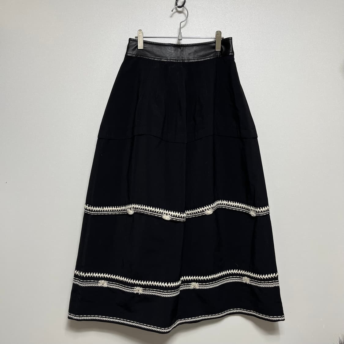 한섬 오즈세컨 블랙 자수 롱스커트 61 상품이미지1