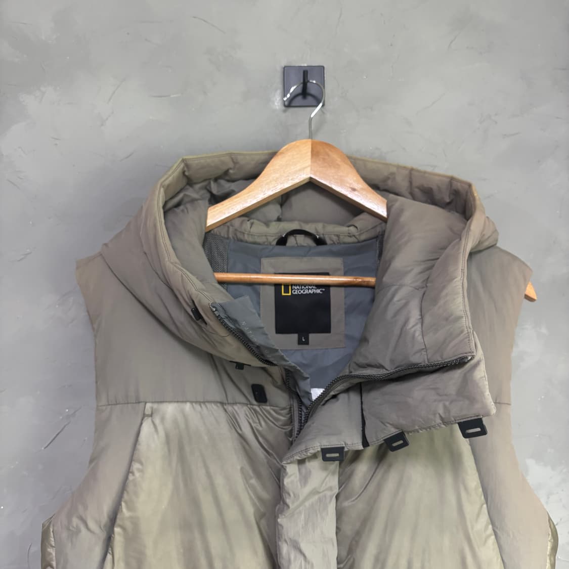 네셔널지오그래픽 일런드 덕 다운 패딩 조끼 카키 상품이미지2