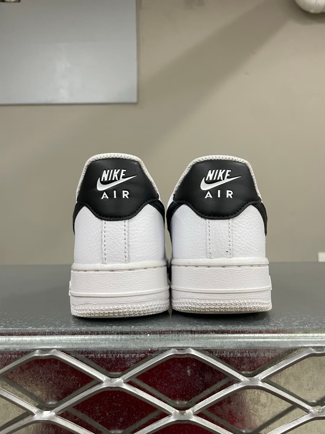 나이키 에어포스1 로우 화이트 블랙 240 상품이미지3