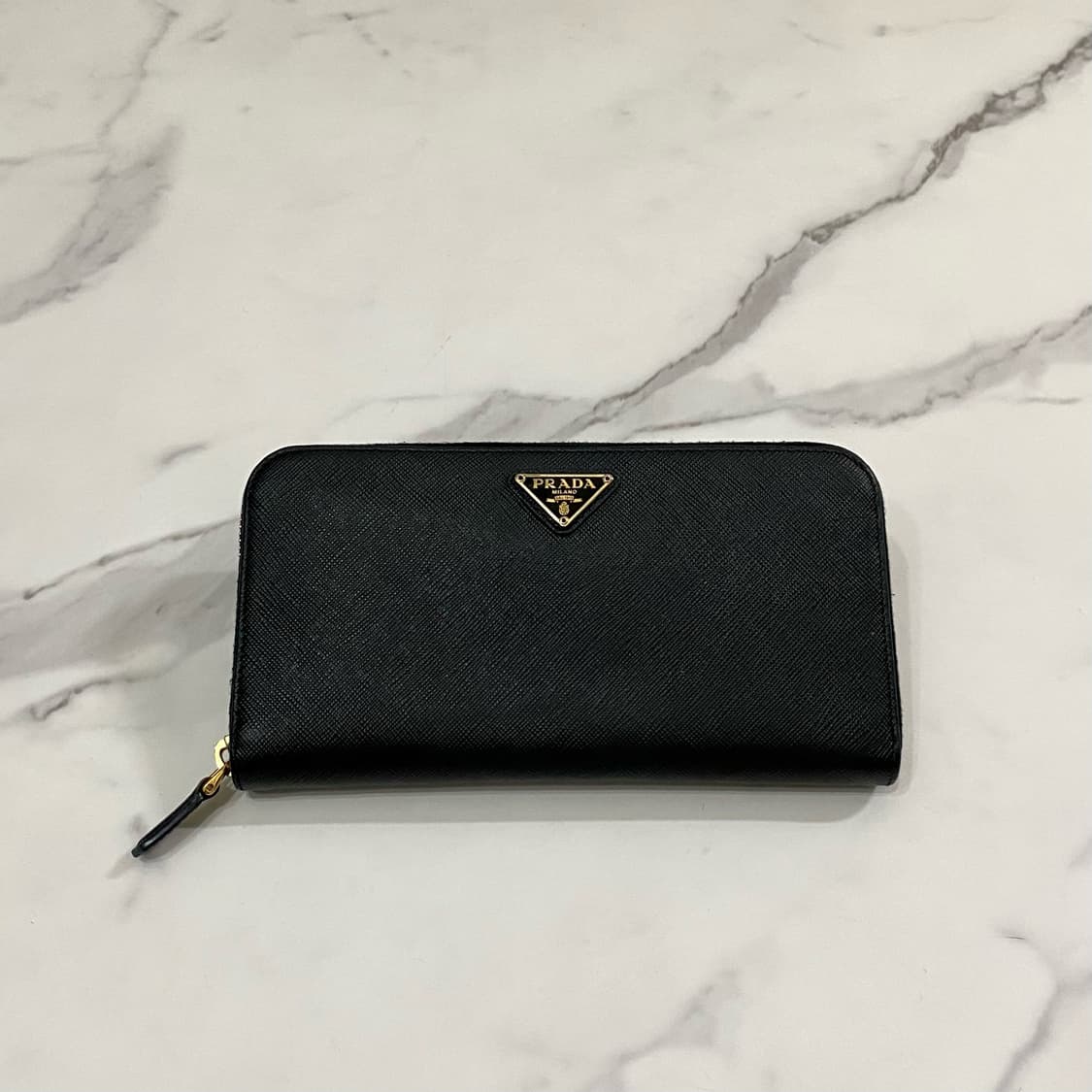 프라다 사피아노 레더 삼각로고 지퍼 장지갑 블랙 1ML506 상품이미지2
