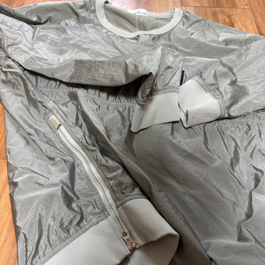 [XL] 스톤아일랜드 실버 나일론메탈 맨투맨 상품이미지4