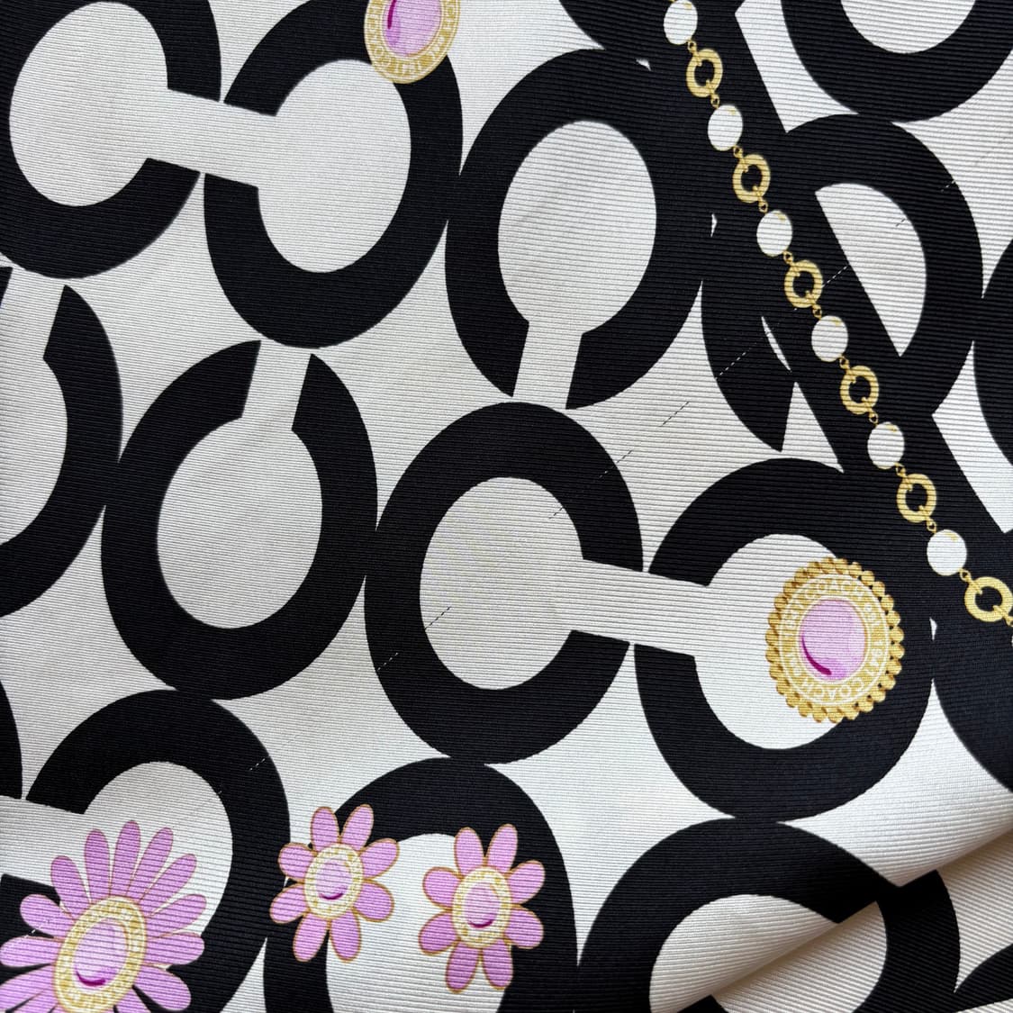 코치 시그니처 패턴 블랙/화이트 플라워 실크 스카프 상품이미지7