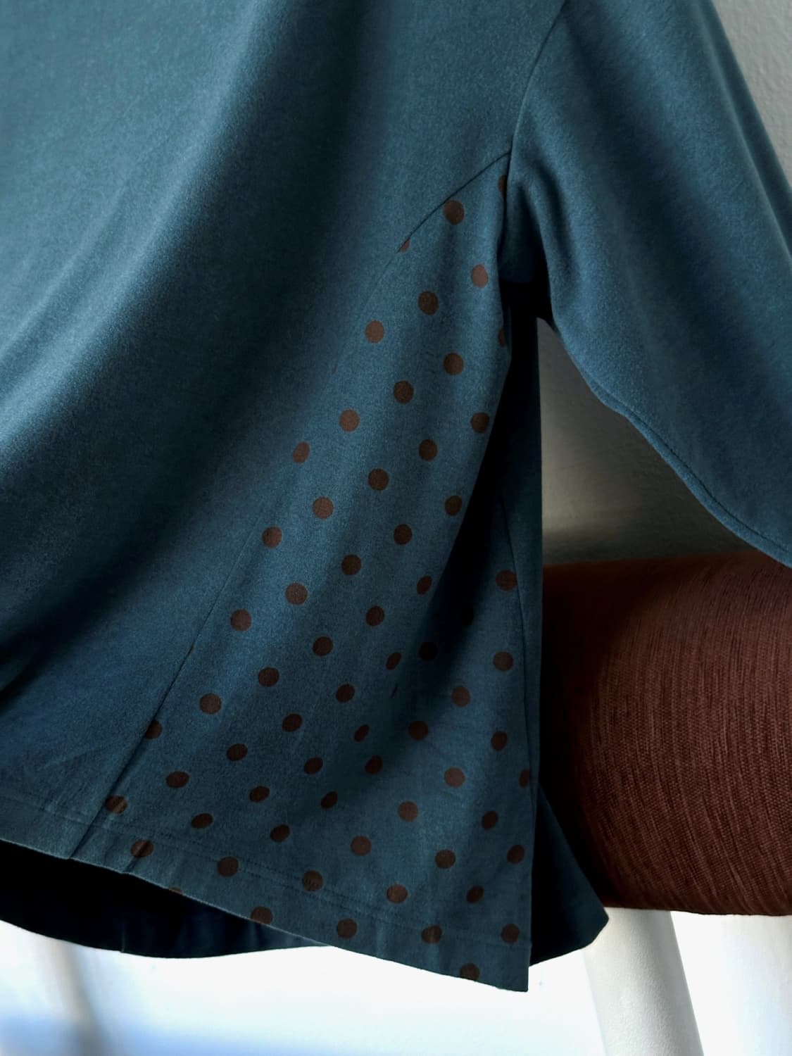 Stretched fabric panel design mock neck  상품이미지3