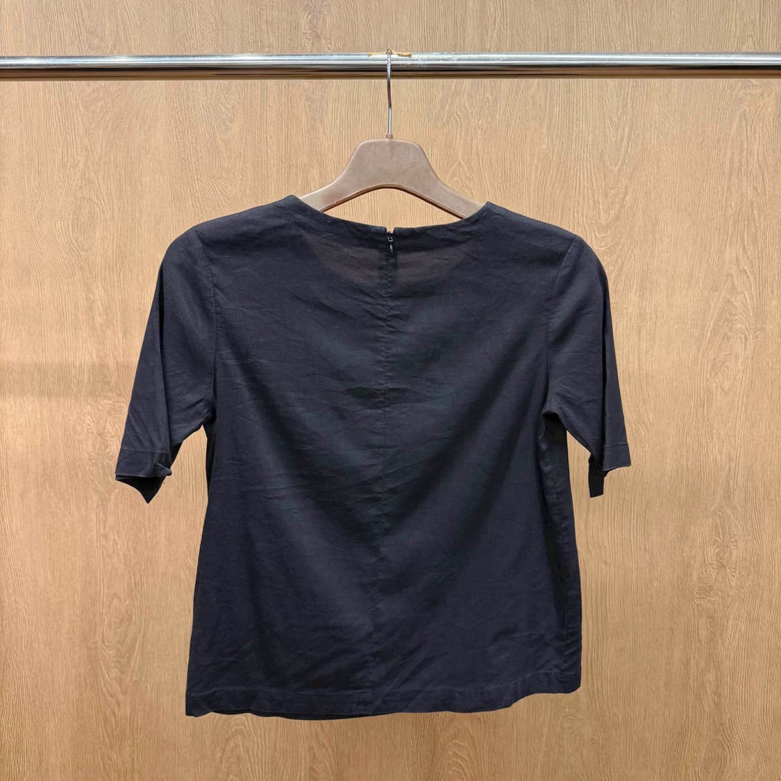 띠어리 럭스 반팔 블라우스 백 지퍼 미니 포켓 디테일 블랙 상품이미지3