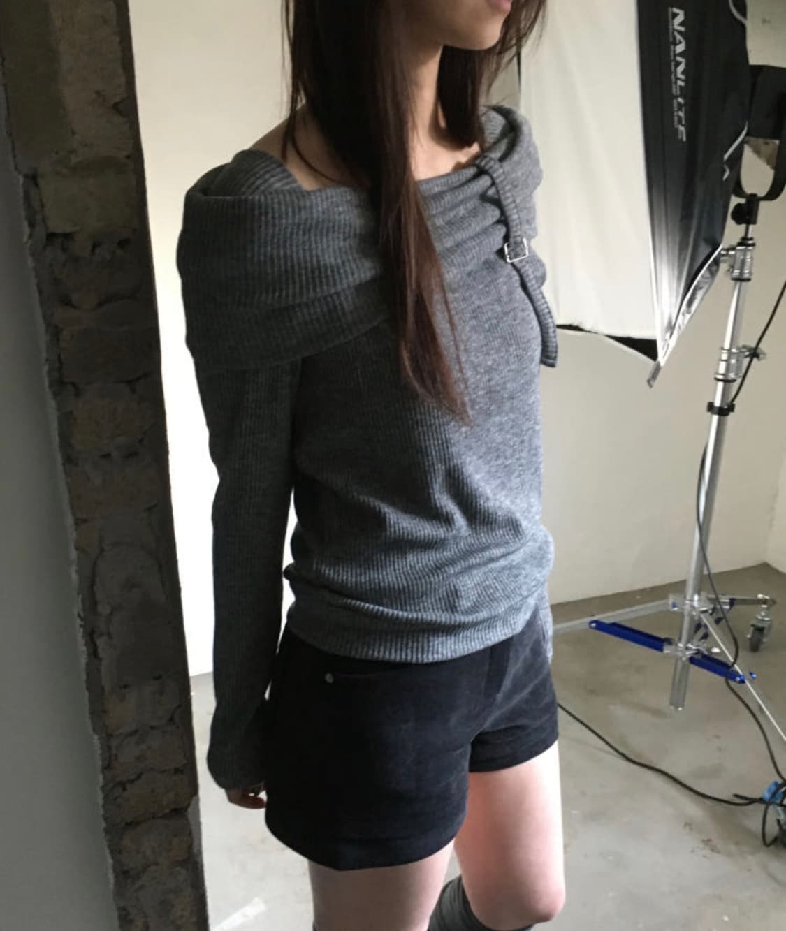 아워프 아토 포인트 오프숄더 티셔츠 상품이미지1