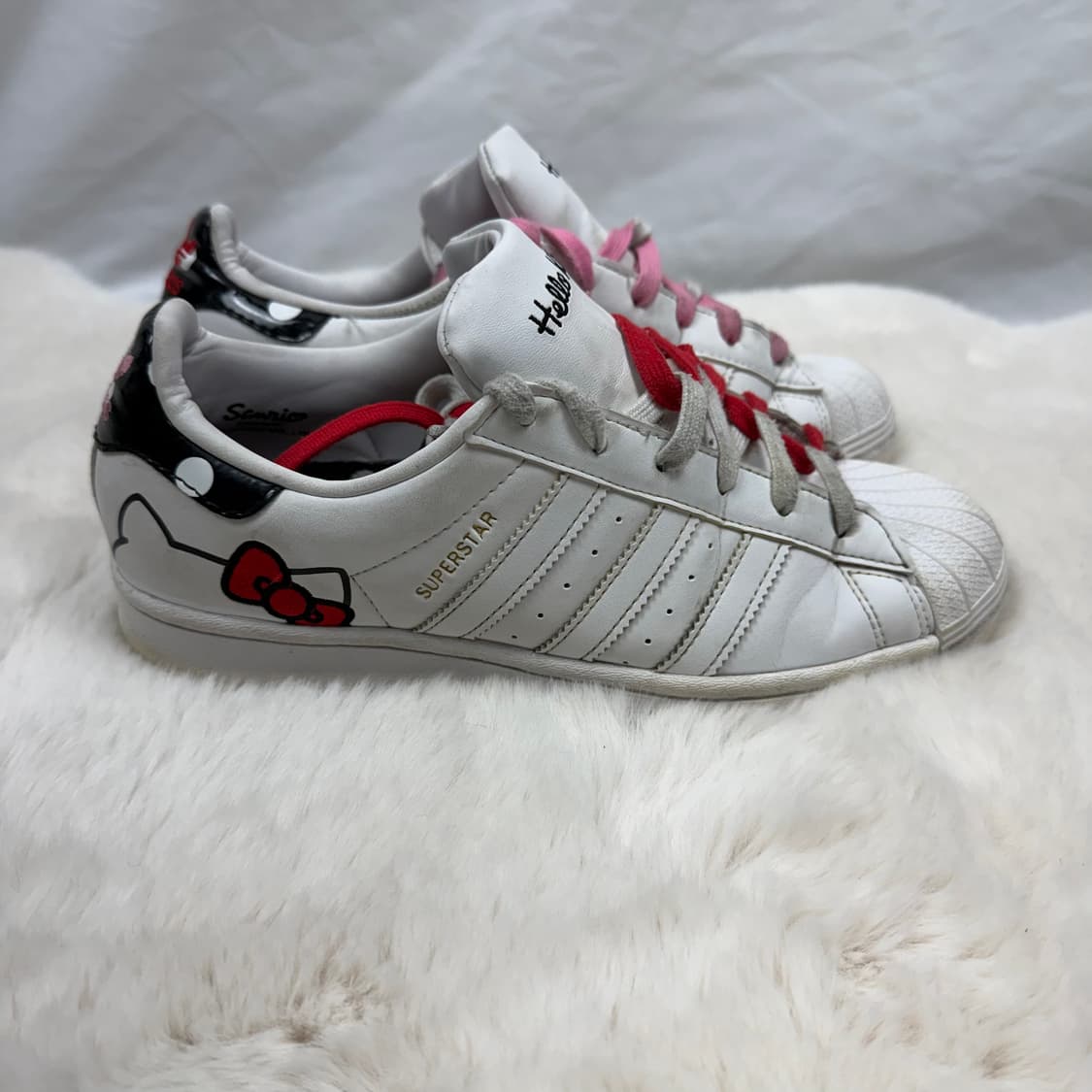 240) 아디다스 X 헬로키티 슈퍼스타 스니커즈 상품이미지3