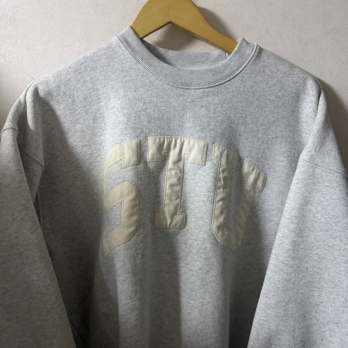 스투시 스투 아플리케 크루넥 118577 S(오버핏 77) 상품이미지3