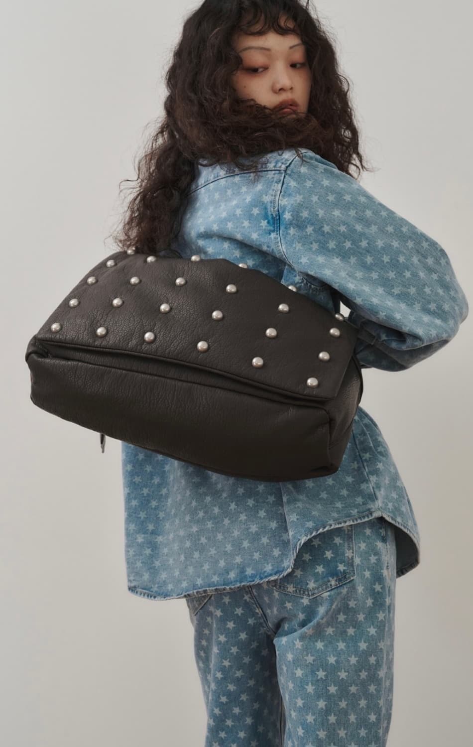 플리즈프로젝트 프랭키 스터드 레더 메신저백 다크브라운 상품이미지2