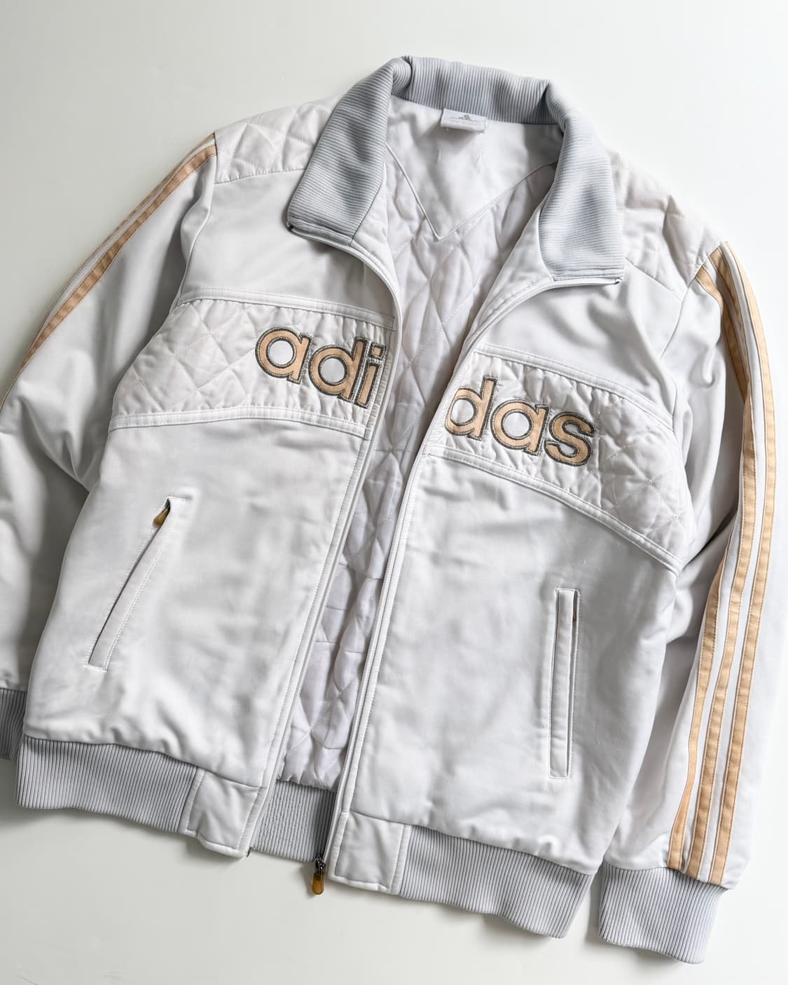 Adidas 아디다스 화이트/베이지골드 레터링로고 패디드 자켓 상품이미지1