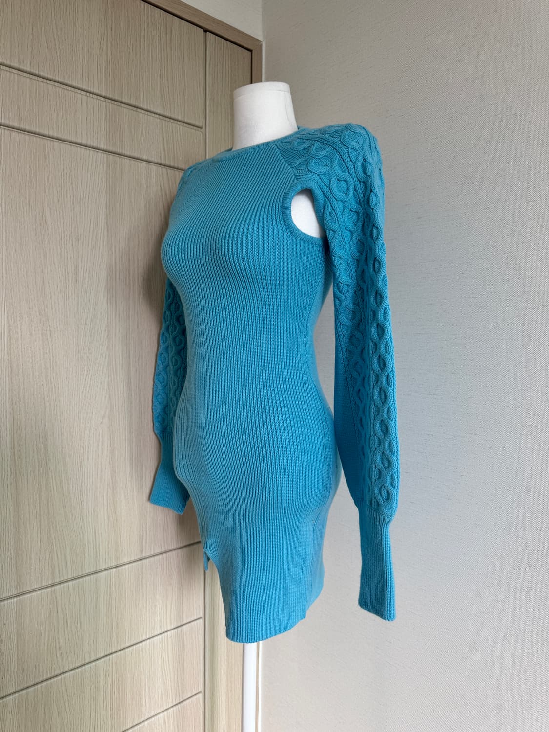 앤더슨벨) 컷아웃 미니 니트 원피스 상품이미지3