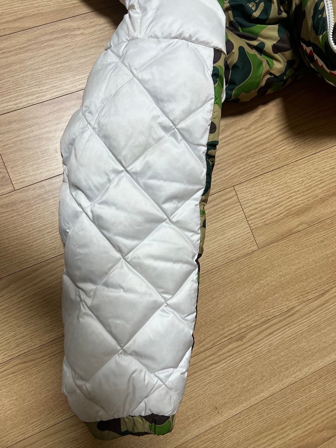 아디다스X베이프 한정판 패딩 판매합니다. 상품이미지8