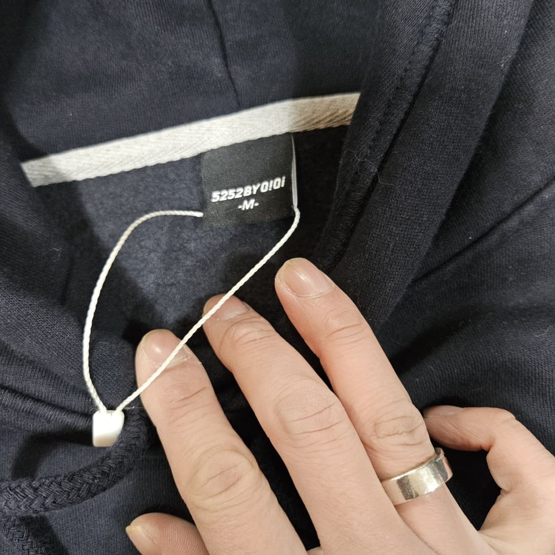 오아이오아이(OiOi) 시그니쳐 빅로고 기모 후드티셔츠 상품이미지3