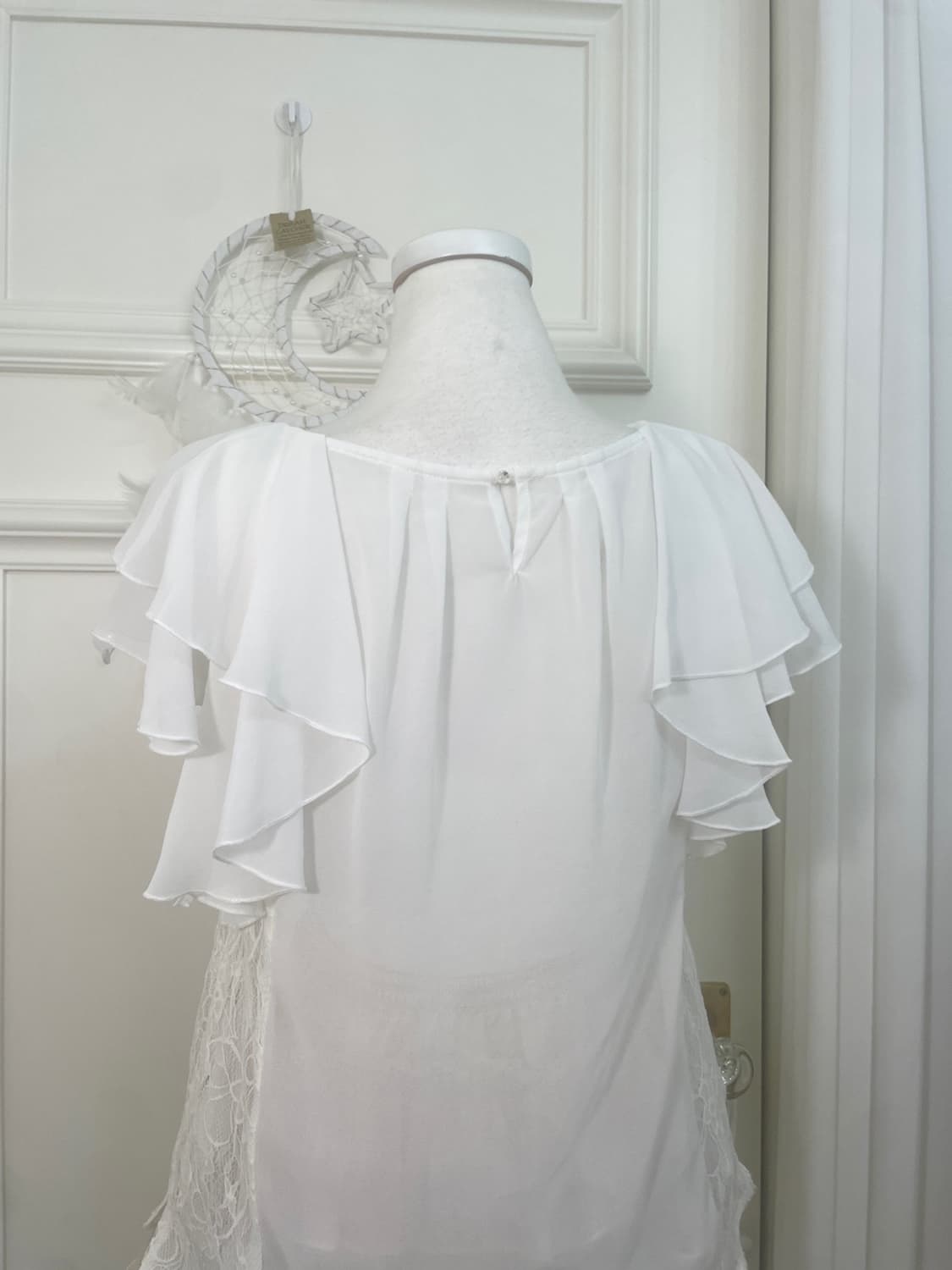 white ruffle cubic lace trim blouse 상품이미지4