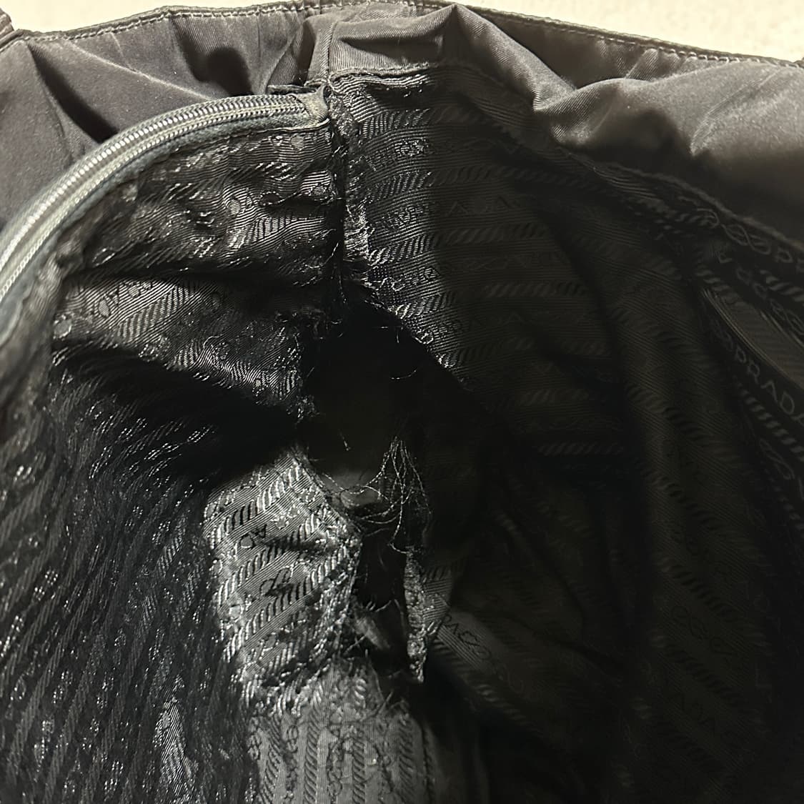 프라다 포코노 더블 포켓 토트백 상품이미지9