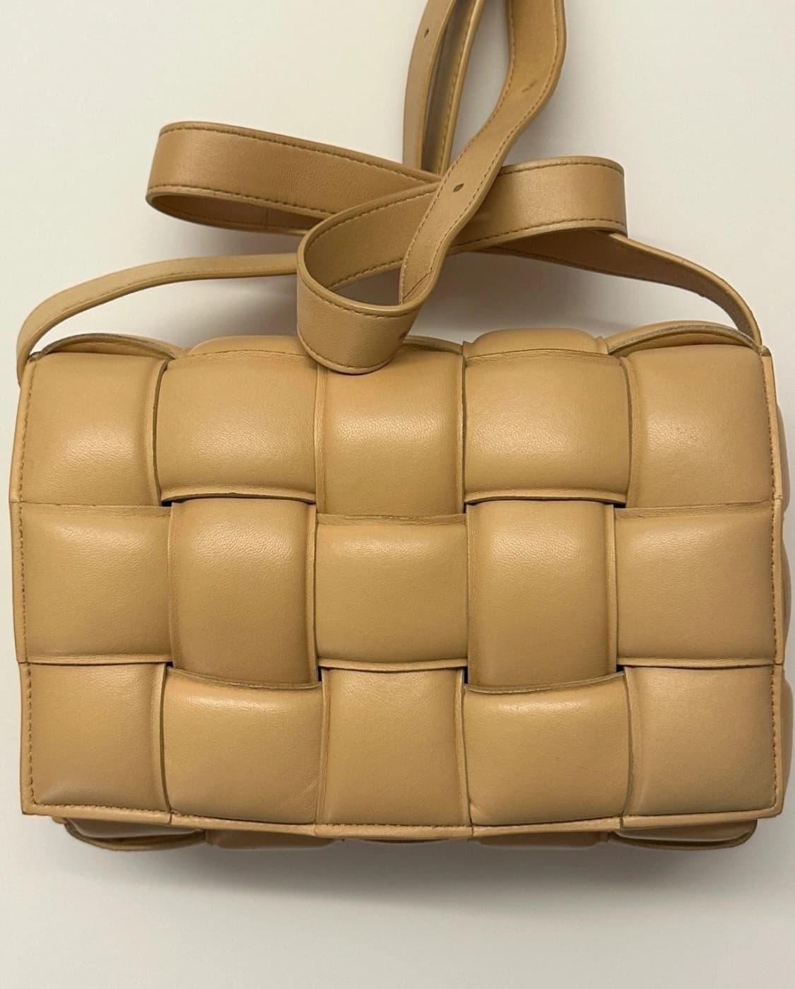 [정품] 보테가베네타 카세트 패딩백 아몬드골드 희귀색상 (네고 가능) 상품이미지2