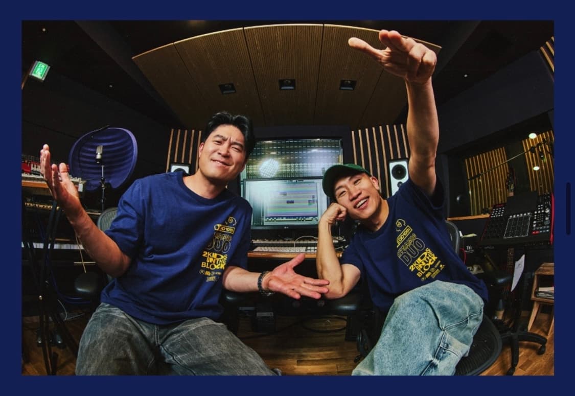 (M)에이카 화이트 다이나믹 듀오 20주년 기념 반팔 티셔츠 네이비 굿즈 상품이미지1