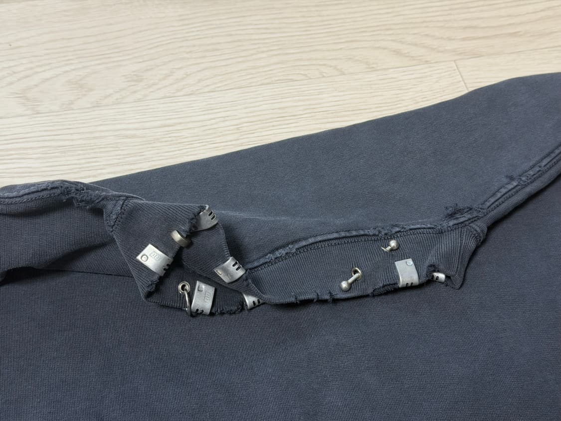 발렌시아가 피어싱 맨투맨 스웻셔츠 상품이미지3