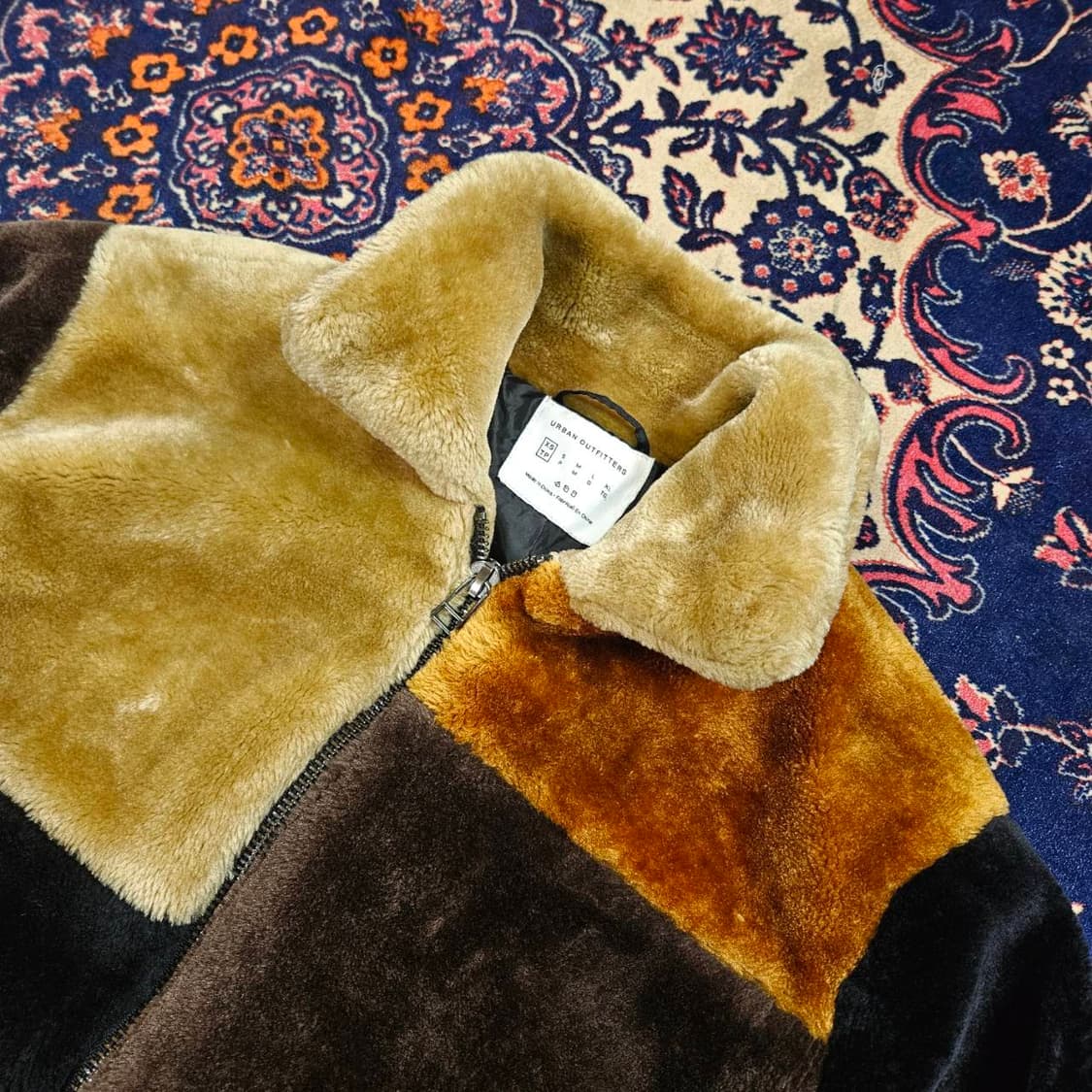 어반아웃피터스 Faux Fur UO 패치 워크 집업 자켓
 상품이미지3