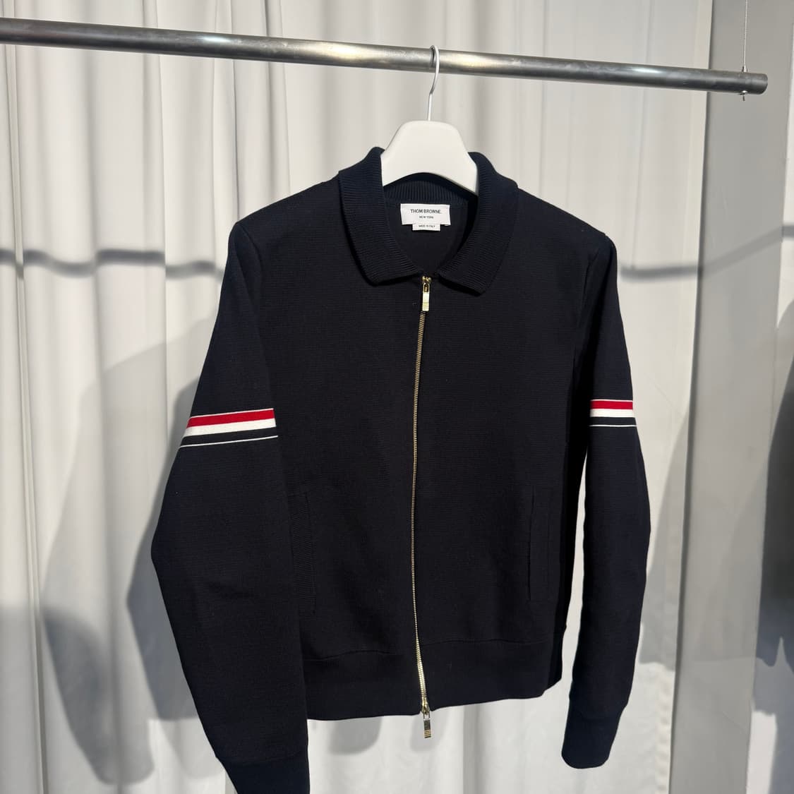 (3) 톰브라운 26SS 밀라노스티치 암밴드 금장 집업 가디건 상품이미지2