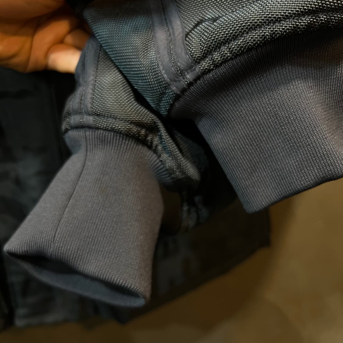 [L] STONE ISLAND 스톤 아일랜드 블랙 후드 봄버 자켓 상품이미지4