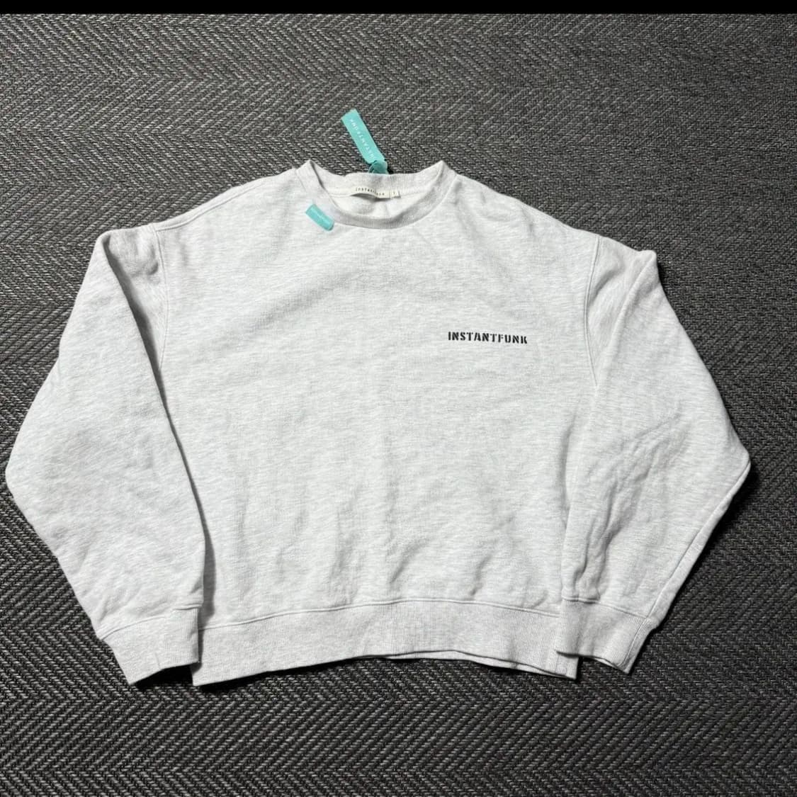 인스턴트펑크 스탠다드 로고 그레이 맨투맨 (1) 상품이미지1