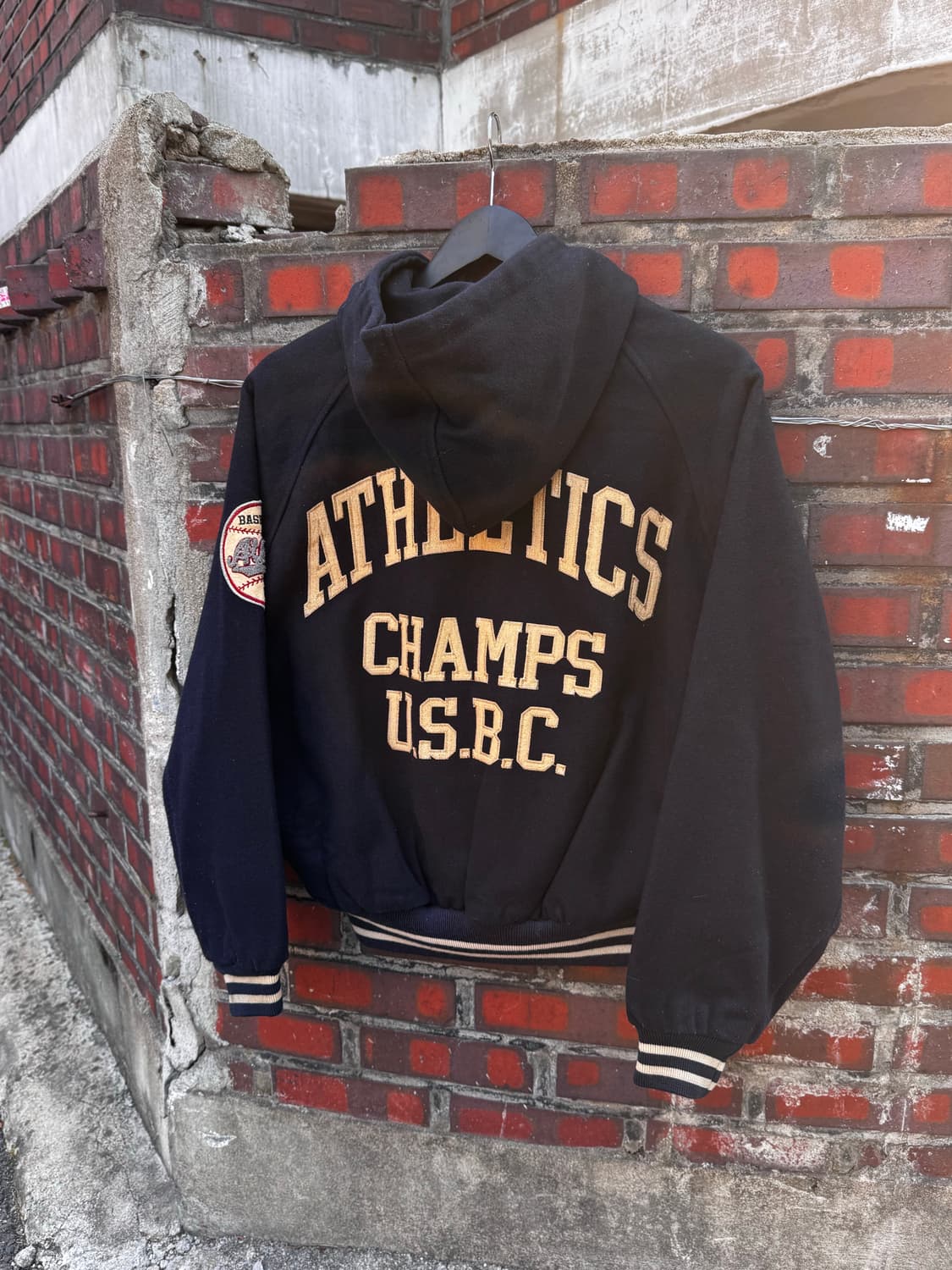 유니버시티샵 봄버 후드 바시티자켓  상품이미지2