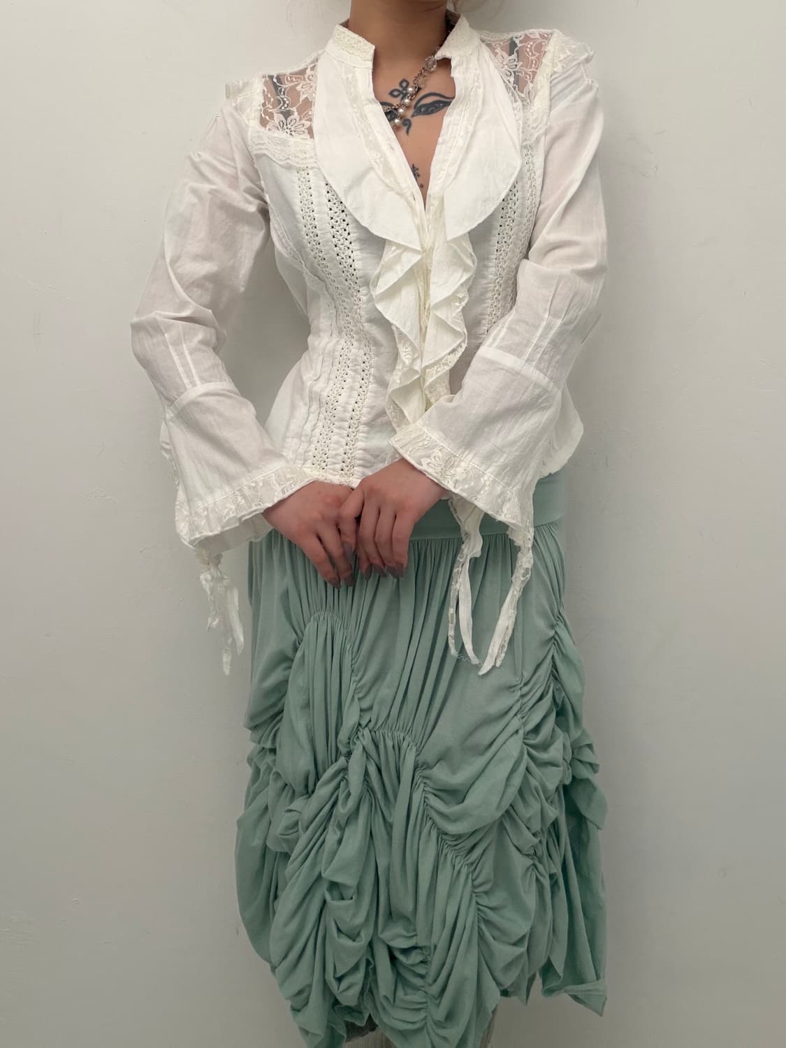 화이트 프릴 레이스 셔츠 상품이미지1