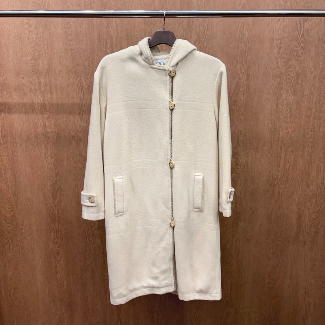 꾸레쥬 후드 코트 버튼 스트랩 웰트 포켓 디테일 레귤러핏 아이보리 상품이미지2