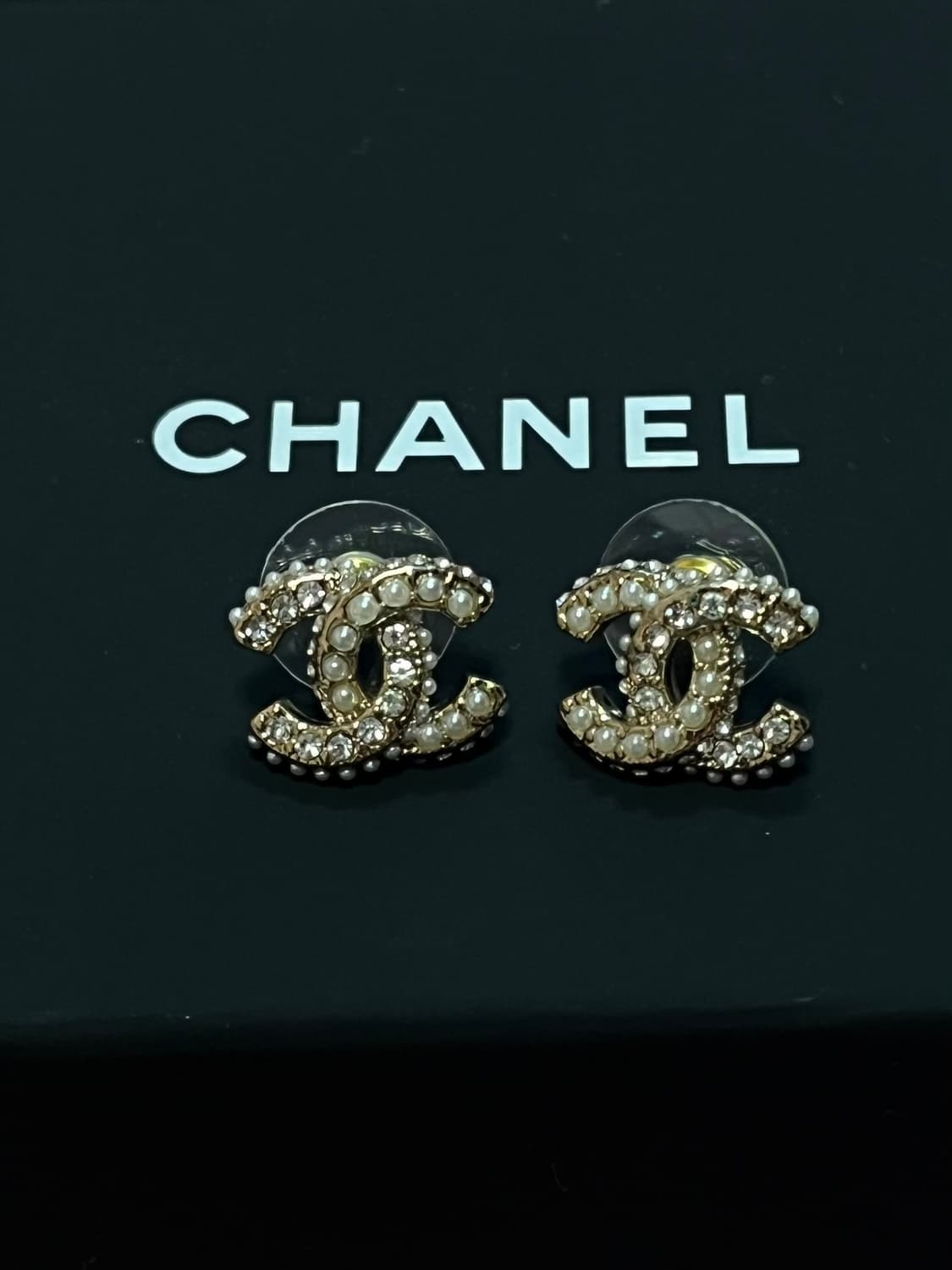 샤넬 정품 업사이클링 CC 로고 크리스탈 진주 귀걸이 상품이미지2