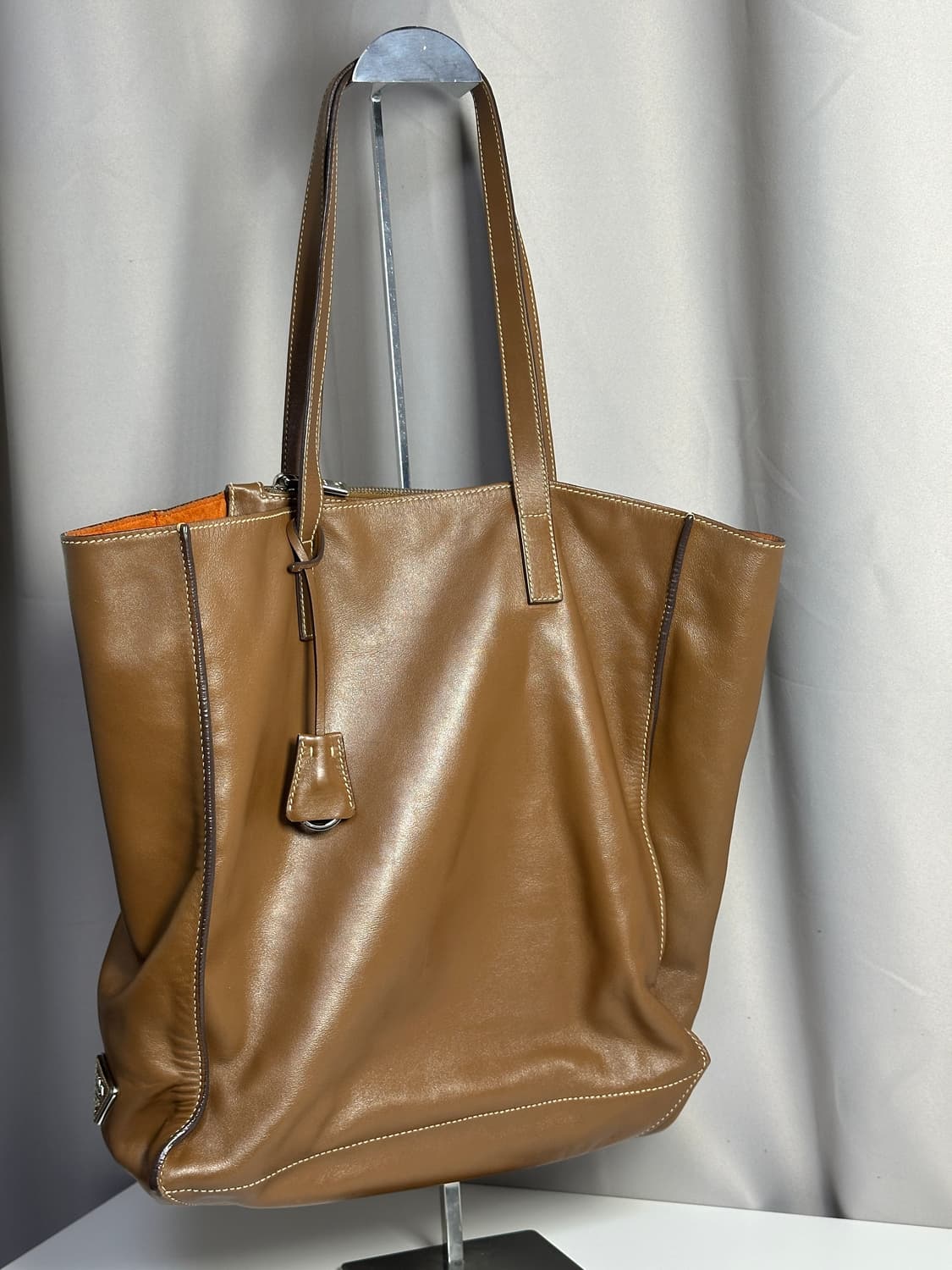 프라다 소프트 카프 레더 토트백  상품이미지3