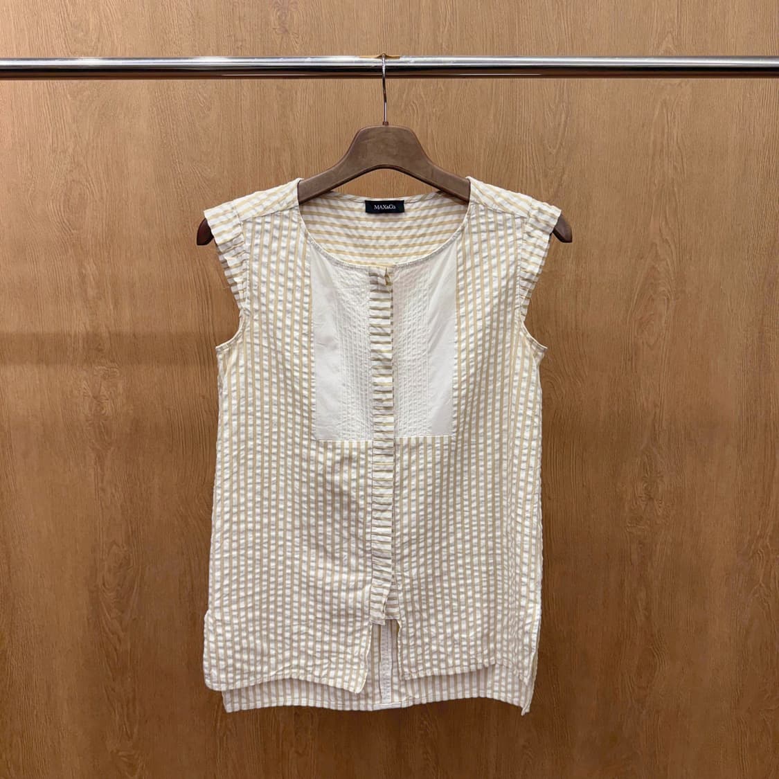 막스앤코 스트라이프 슬리브리스 블라우스 플리츠 패널 디테일 베이지 상품이미지2