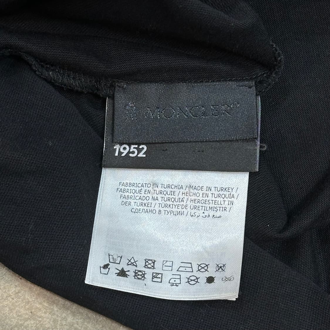 XL 몽클레어 빅로고 블랙 반팔티 상품이미지5
