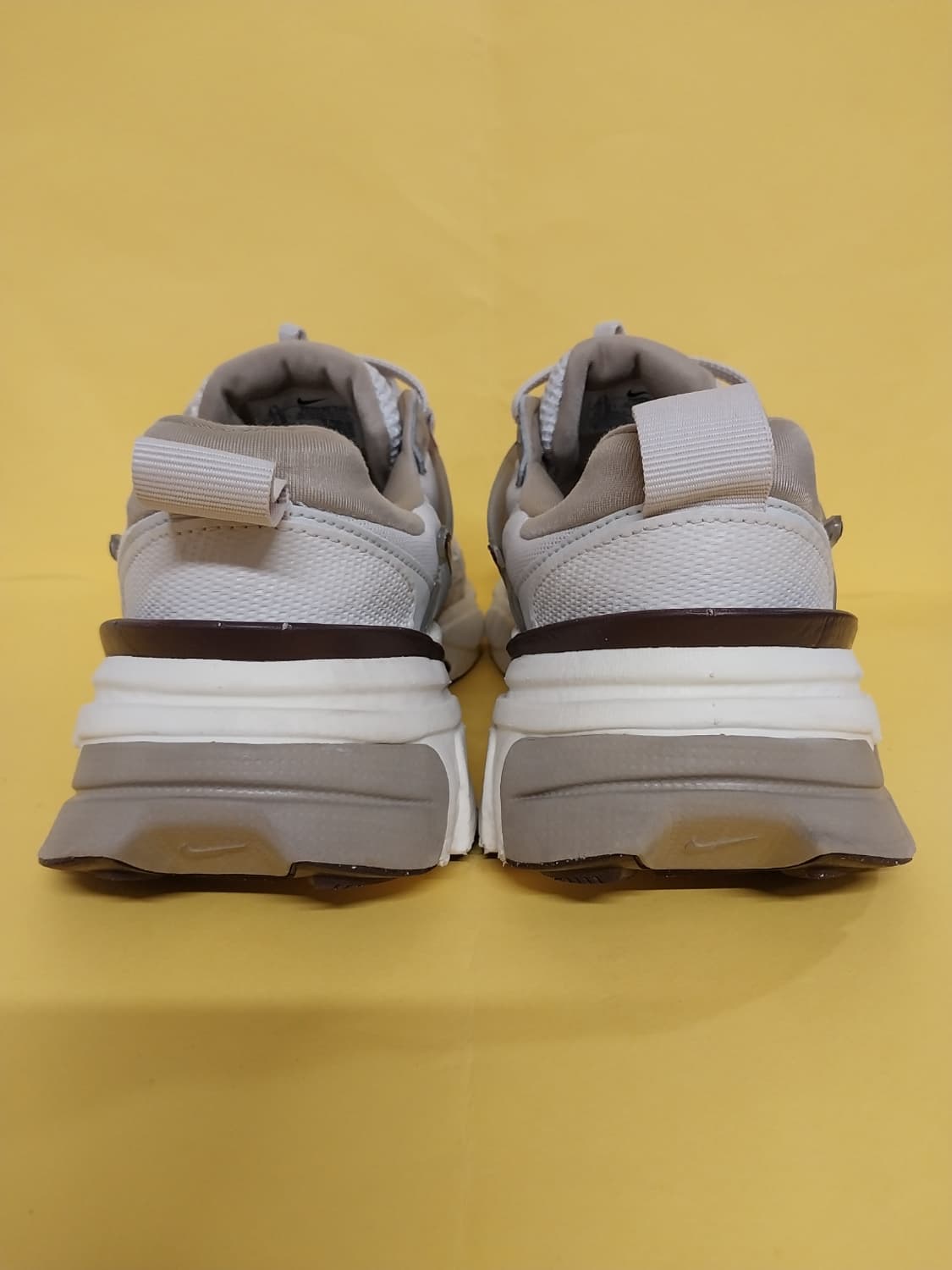 여성 나이키 V2K 런 라이트 오어우드 브라운 카키 운동화 (255) 상품이미지4