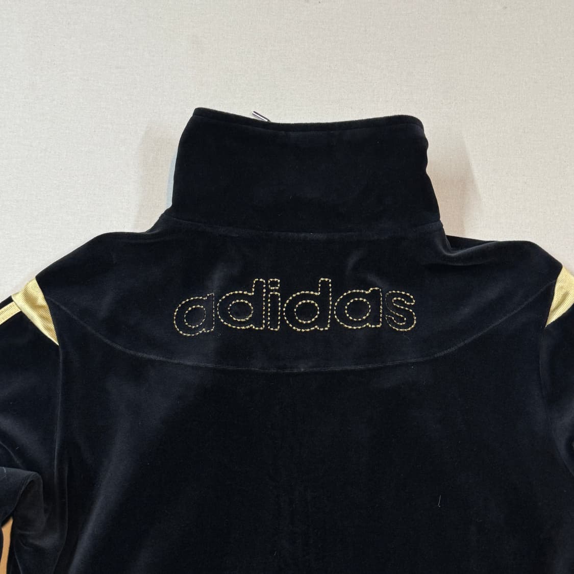 100) 아디다스 벨벳 트랙탑 블랙 골드 삼선 져지 상품이미지6