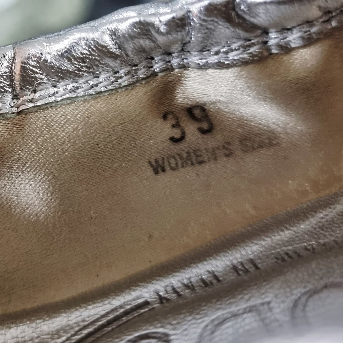 토즈 TOD'S 메탈릭실버 발레리나 드라이빙슈즈 (250/39) 상태최상 상품이미지3