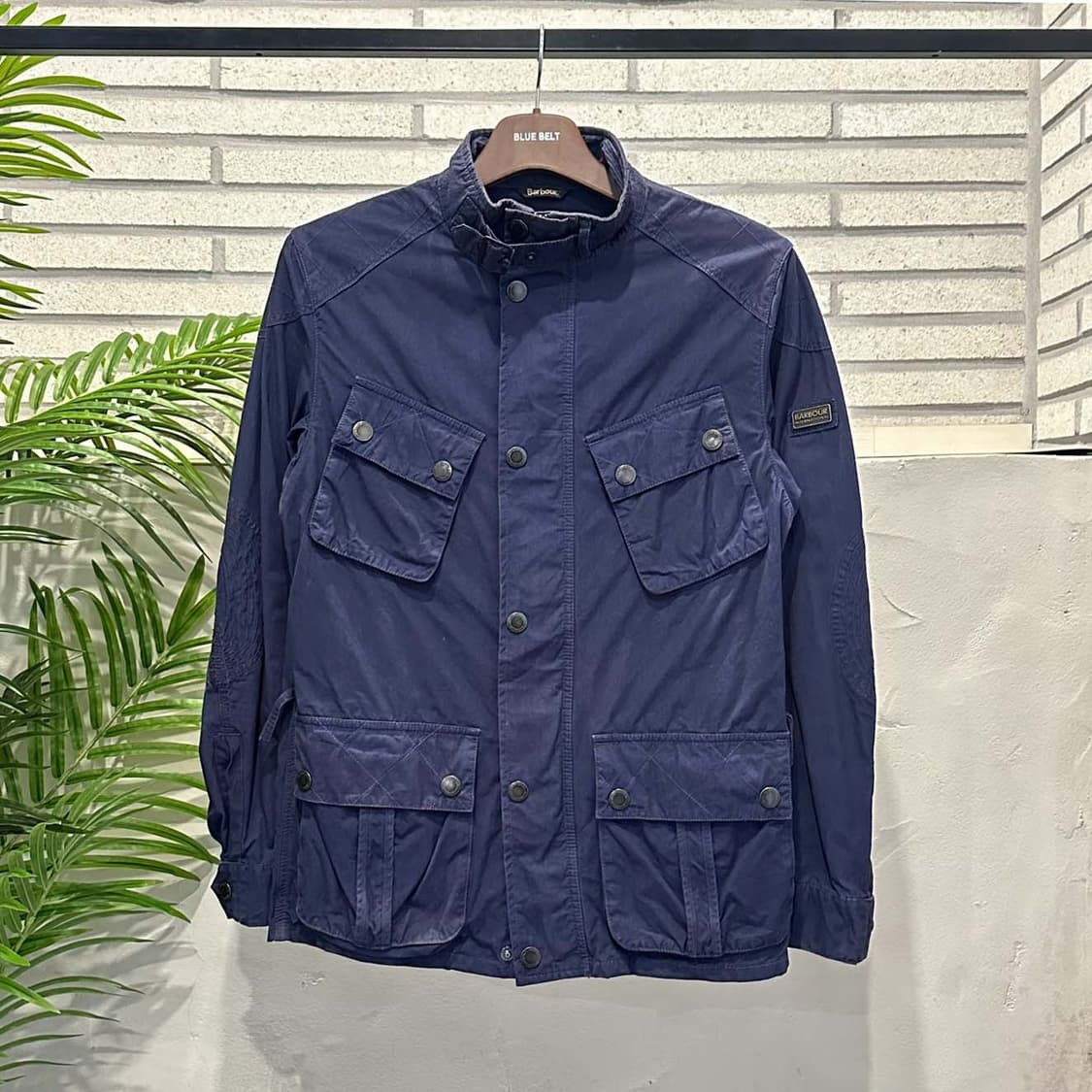 바버 필드 자켓 스탠드 버클 카라 4포켓 소매 로고 디테일 블루 상품이미지2