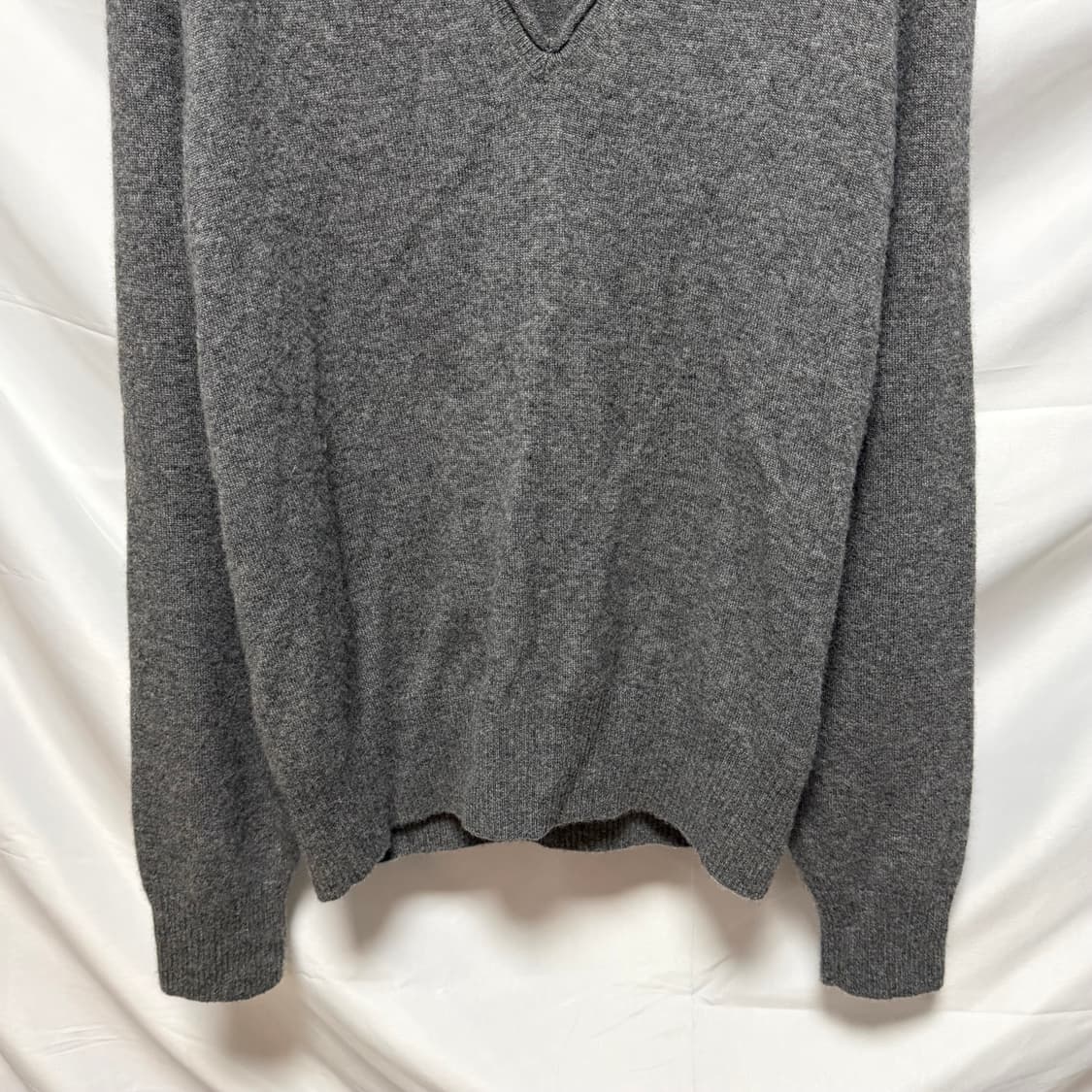 [S+급/54] 톰포드 브이넥 캐시미어 니트 그레이 상품이미지3