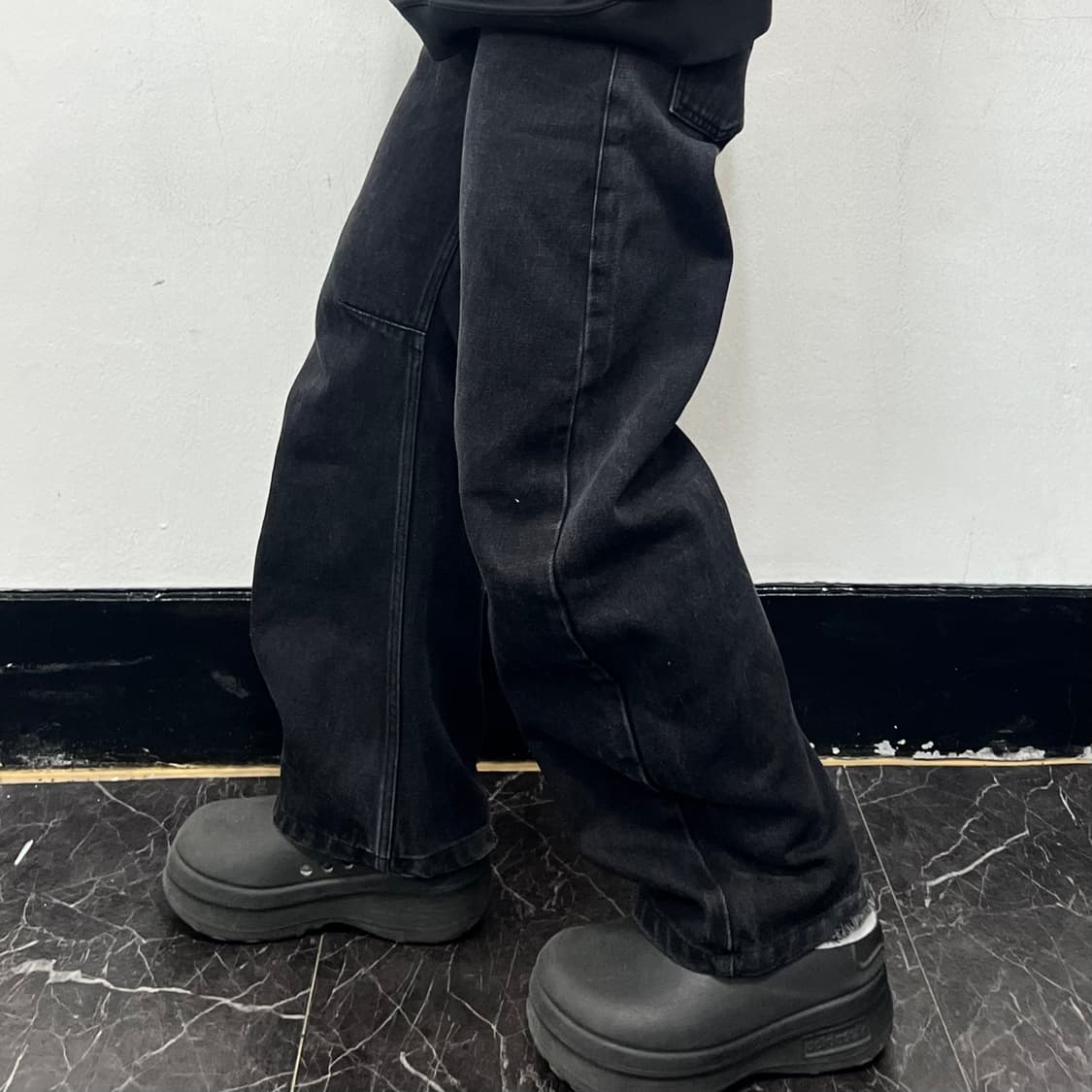 Coor 쿠어 커브드 흑청 데님 팬츠 상품이미지1