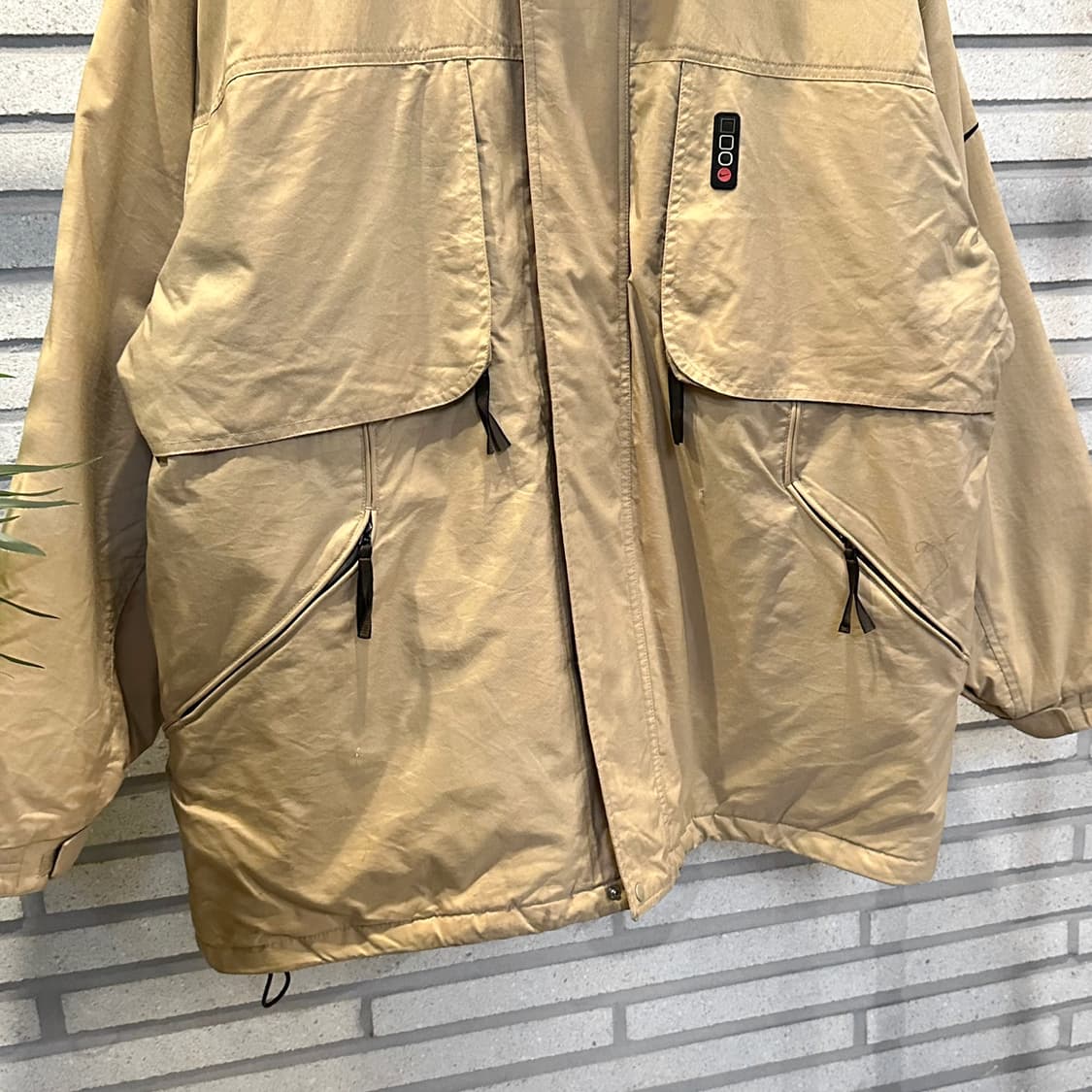 나이키 유틸리티 점퍼 4포켓 밑단 스트링 넥 후면 로고 디테일 베이지 상품이미지5