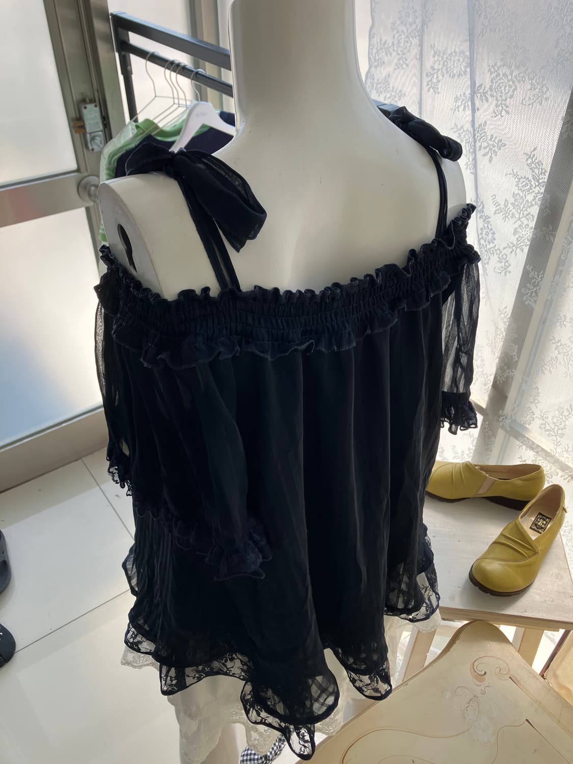 lace shirring strap off-shoulder blouse 상품이미지4