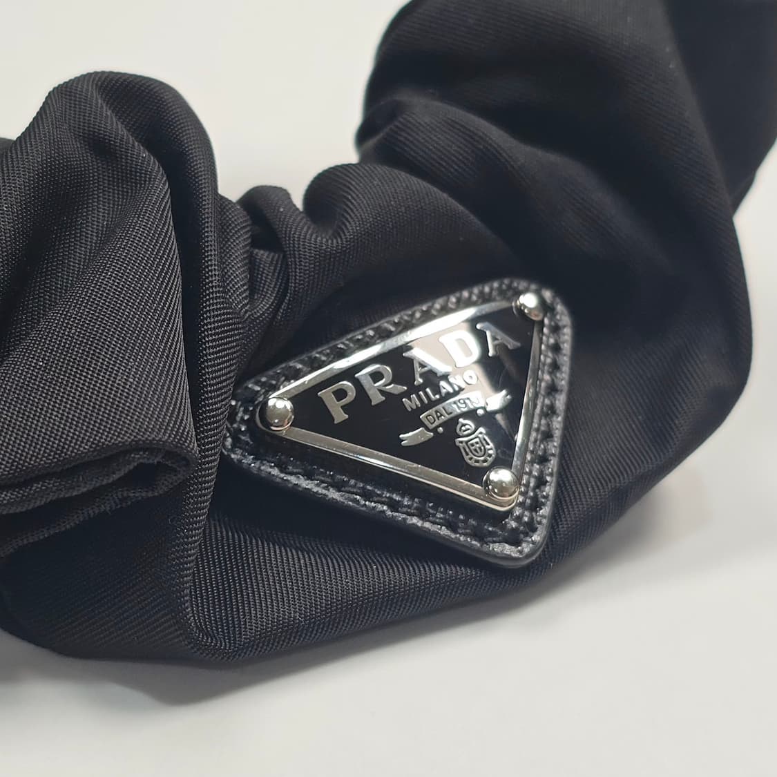 프라다 트라이앵글 로고 리나일론 헤어 밴드 상품이미지4