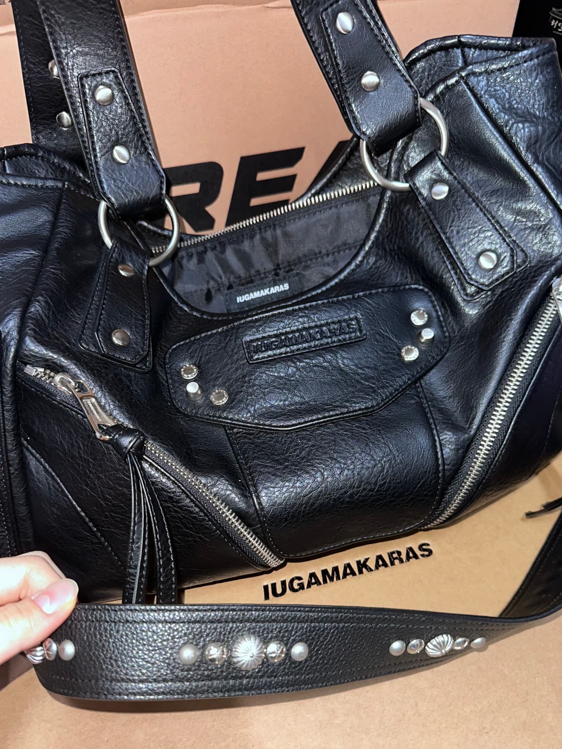 이우가마카라스 Studded Leather Shoulder Bag 블랙 상품이미지1