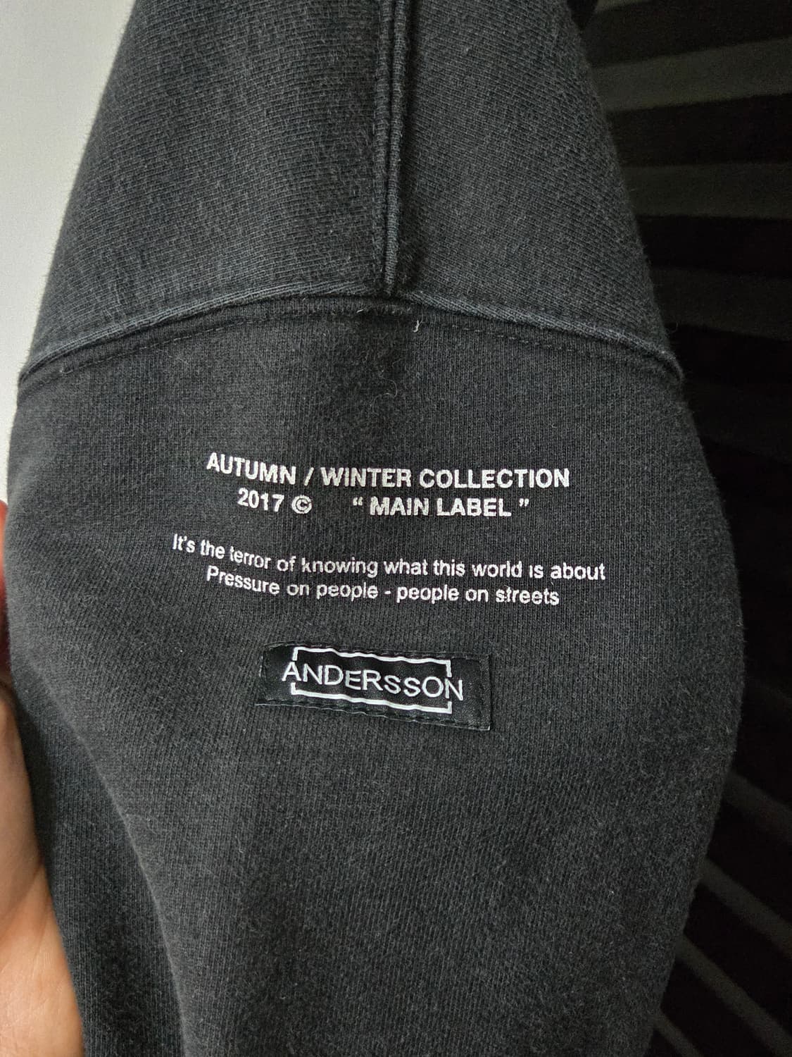 [앤더슨벨] 유니섹스 17A/W 메인 라벨 후드티 | 00122 상품이미지5